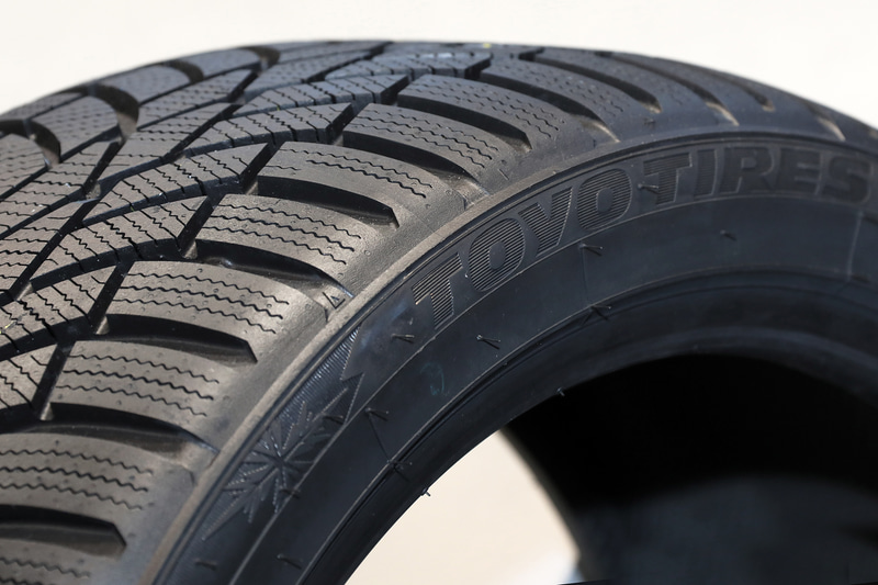 欧州市場向けウインタータイヤ「OBSERVE S944」はブースステージ中央付近に単独で展示。今秋からヨーロッパ地域限定で販売が開始されている