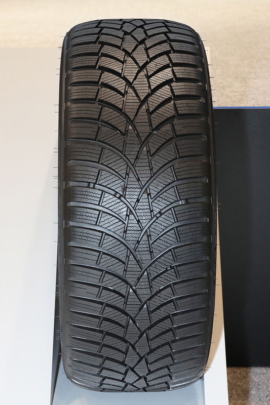 欧州市場向けウインタータイヤ「OBSERVE S944」はブースステージ中央付近に単独で展示。今秋からヨーロッパ地域限定で販売が開始されている