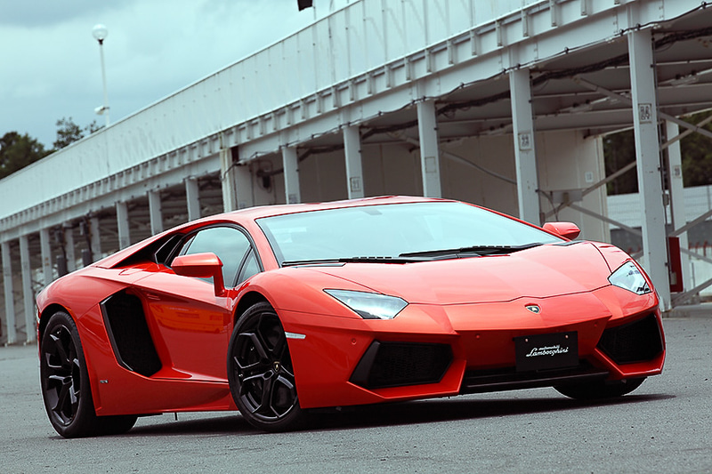 現行ラインアップである「ウラカン」（左）、「アヴェンタドール」（中）、「ウルス」（右）