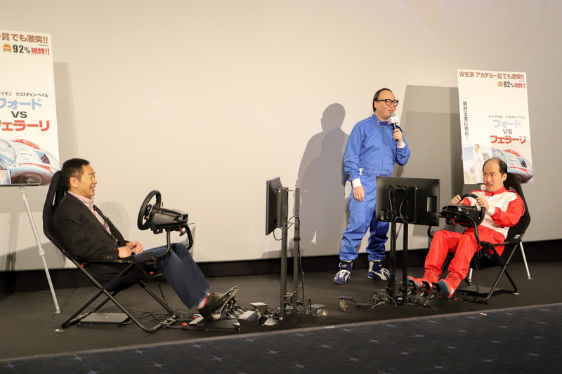 土屋氏と斎藤さんがレーシングゲームで対戦