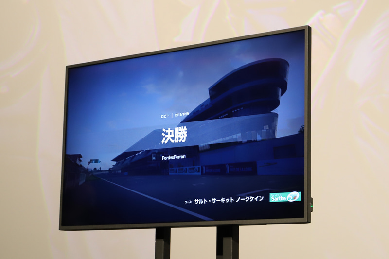 土屋氏と斎藤さんがレーシングゲームで対戦