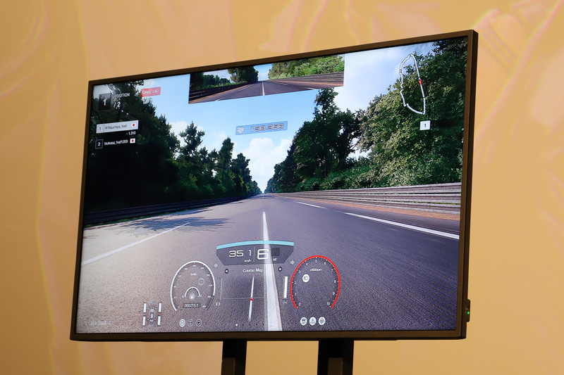 土屋氏と斎藤さんがレーシングゲームで対戦