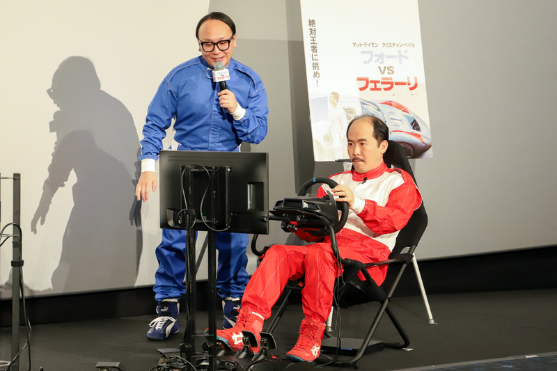 土屋氏と斎藤さんがレーシングゲームで対戦