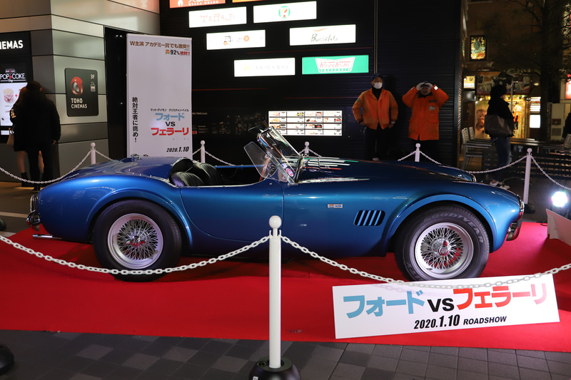 助手席のダッシュボードにはキャロル・シェルビーの直筆サインが入っている