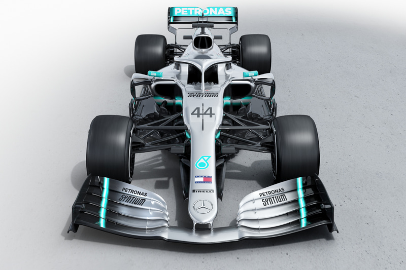 写真左が2019年シーズン最初のメルセデスで右が2018年シーズンのもの。フロントウイングをはじめ、空力まわりが大きく変わっている