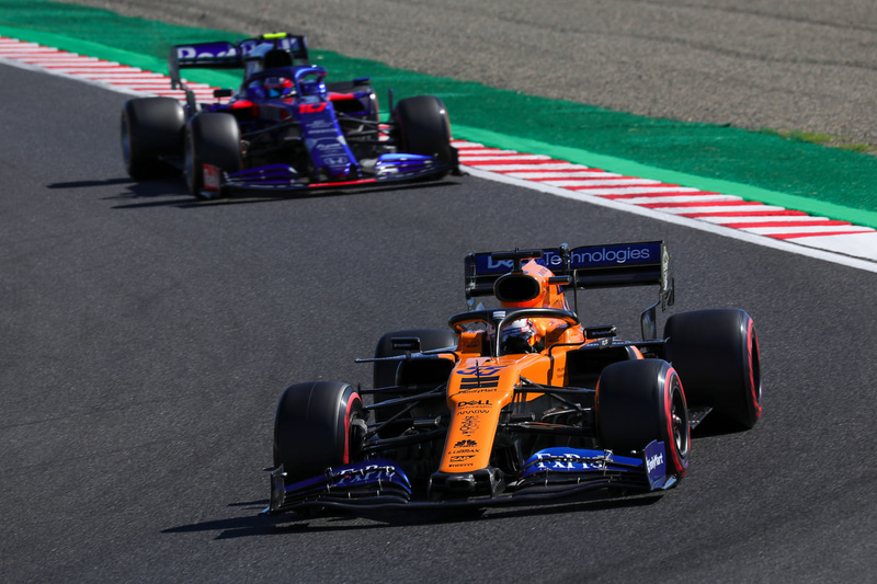 日本GPを走るマクラーレンのカルロス・サインツ