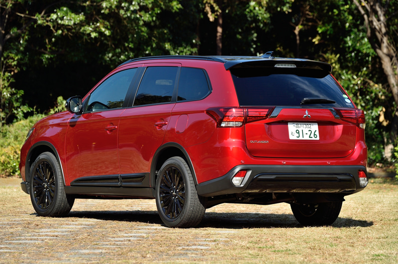 試乗車の「アウトランダー BLACK Edition」。上級グレードのG Plus Packageをベースに専用装備を装着。価格は327万5800円で、試乗車は50万3000円分のメーカーオプション、14万28円分のディーラーオプションを装着