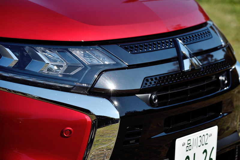 フロントグリルにダーククロムのフロントファンネルを装着