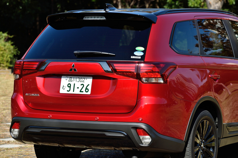 リアゲートガーニッシュもダーククロム仕上げとなっている