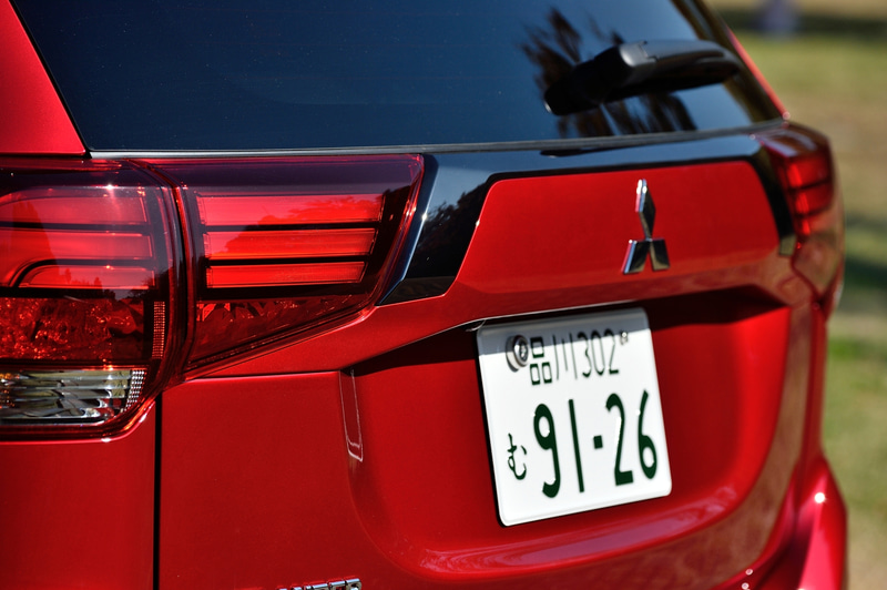 リアゲートガーニッシュもダーククロム仕上げとなっている