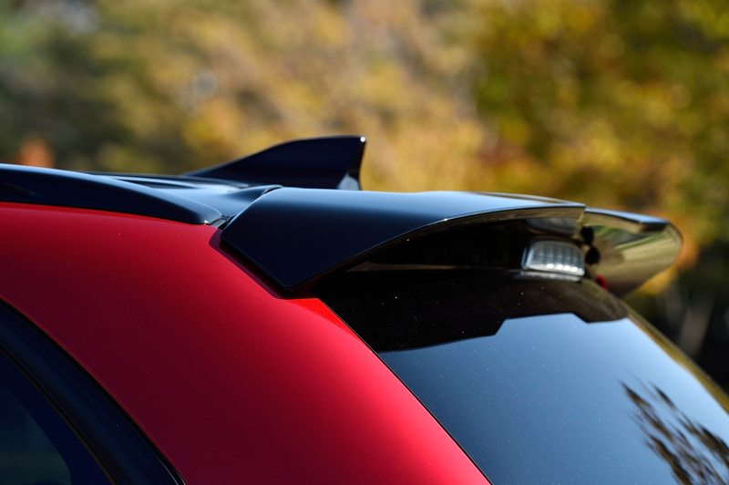 リアスポイラーもブラックマイカ塗装となる