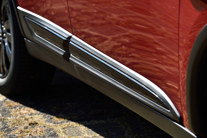 ブラックマイカ加飾付サイドドアガーニッシュ