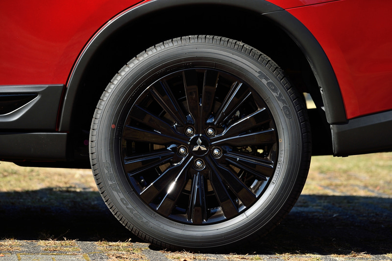 ブラック塗装の専用18インチアルミホイール。タイヤサイズは225/55R18 98H