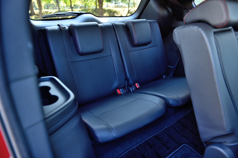 シート表皮ははっ水機能を持つスエード調人工皮革「グランリュクス」と昇降温抑制機能を有する合成皮革「クオーレモジュレ」を組み合わせたコンビネーションタイプ。レッドステッチがアクセントとして施される