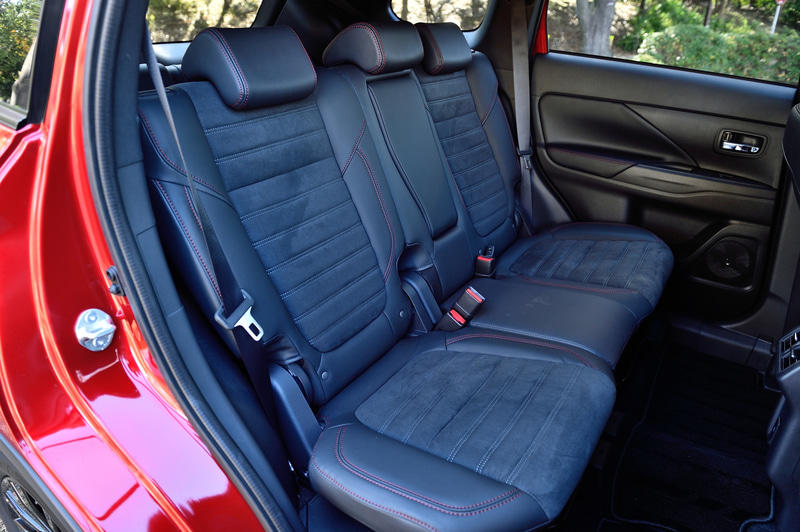 シート表皮ははっ水機能を持つスエード調人工皮革「グランリュクス」と昇降温抑制機能を有する合成皮革「クオーレモジュレ」を組み合わせたコンビネーションタイプ。レッドステッチがアクセントとして施される