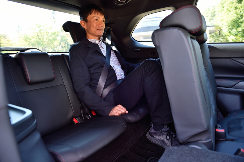3列目と2列目のシートに座ったところ。9月の一部改良で2列目シートのクッションと形状の見直しが行なわれ、サポート性を高めている