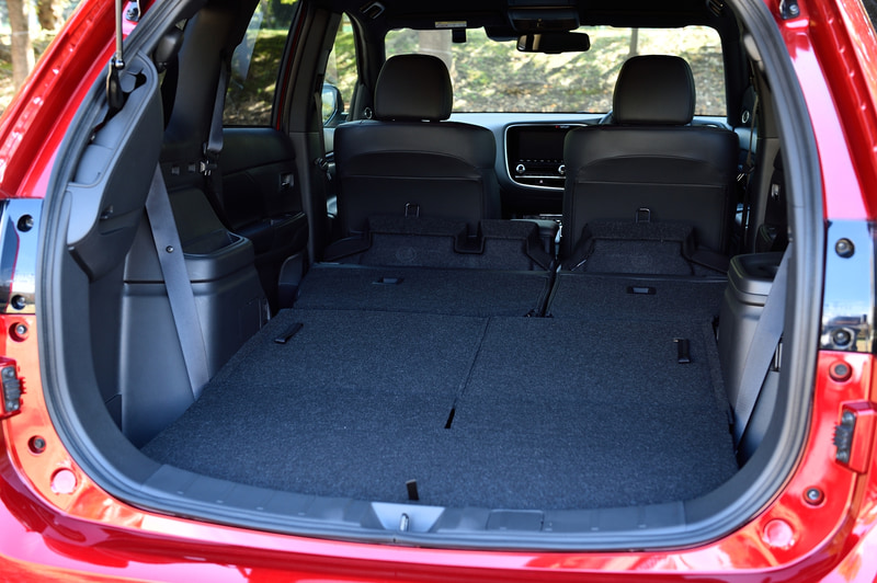 2列目シートのクッションを前方に倒すスタイルでフルフラットなラゲッジスペースが作れる