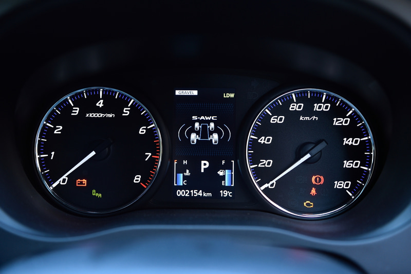 ドライブモードにガソリン車専用の「GRAVEL」が追加。滑りやすい路面で優れた走破性を発揮する