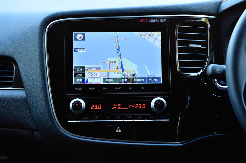 23万1000円高のメーカーオプションとなる「スマートフォン連携ナビゲーションシステム」はAndroid AutoやApple CarPlayに対応。画面サイズも7インチから8インチに拡大された