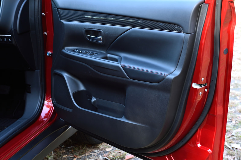 ドアトリムにもカーボン調オーナメントパネルを備える