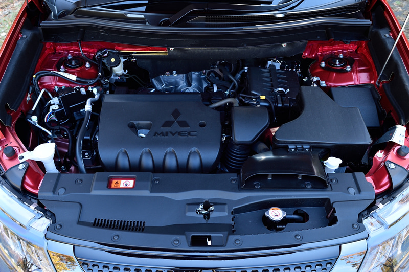 直列4気筒OHC 2.4リッター「4J12」型エンジンは最高出力124kW（169PS）/6000rpm、最大トルク220Nm（22.4kgfm）/4200rpmを発生。JC08モード燃費は14.6km/L