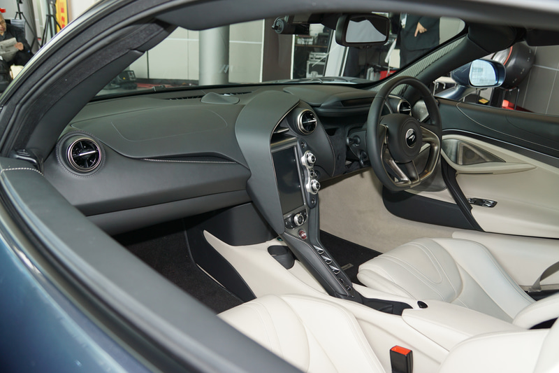 映画「ワイルド・スピード/スーパーコンボ」に登場した同仕様のマクラーレン 720Sがセットになる