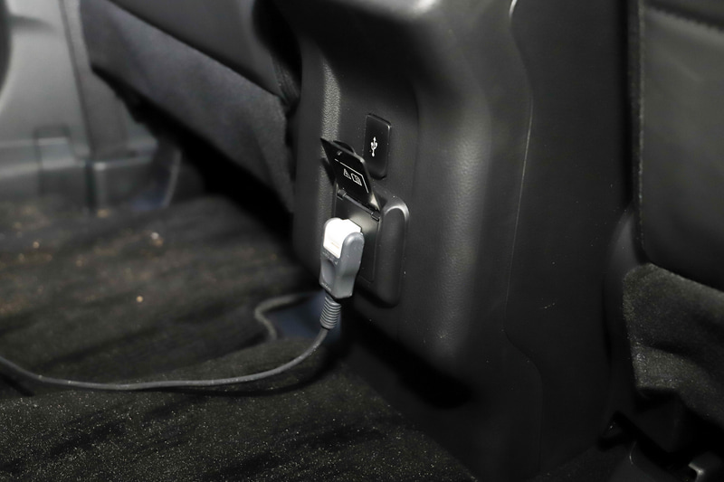 走行中に使いやすそうなフロアコンソールボックス背面のコンセント