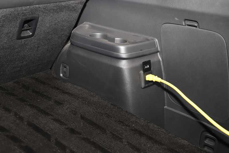 ラゲッジルームにもコンセントを設置