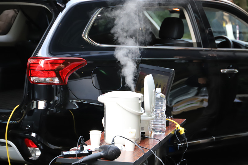 電気ポットからは湯気も上がっていた