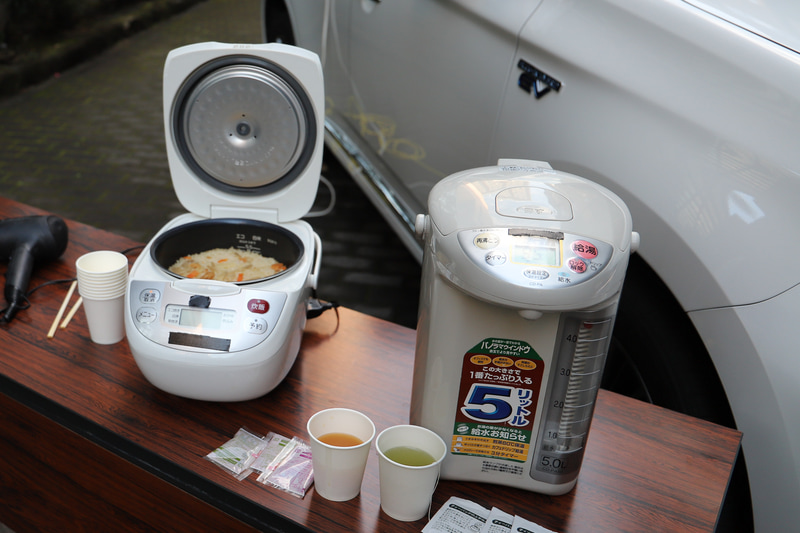 ほかほかの炊き込みご飯と温かいお茶やインスタント味噌汁など、食材さえあればどこでも食事ができそう