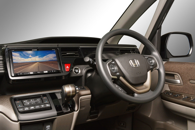 「TBX-H008」を使って本田技研工業「ステップワゴン」のインパネにパイオニア製9インチカーナビを装着したところ