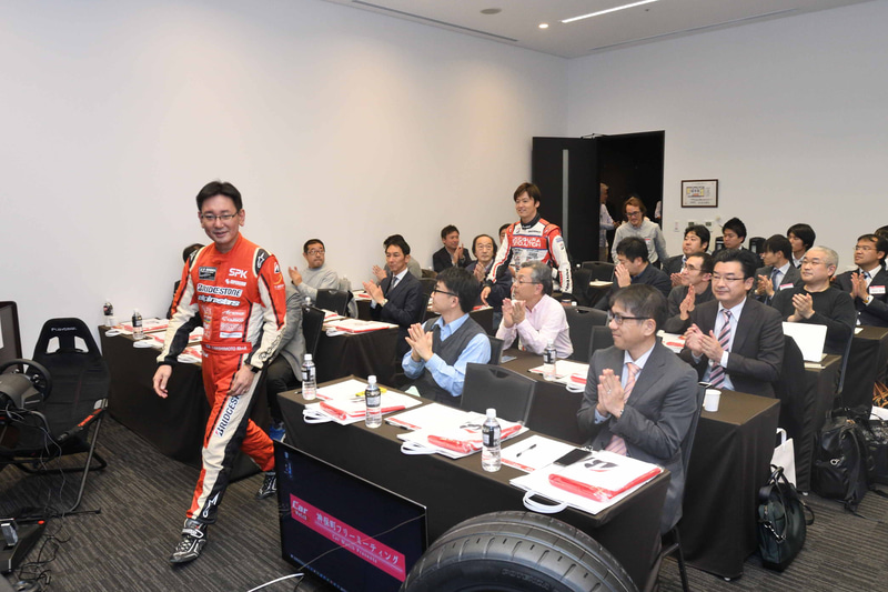 定刻に開始。大きな拍手に迎えられて橋本氏とゲストが入場