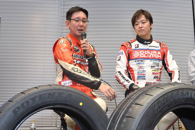 RE-07DやRE-12Dの開発現場でもステアリングを握る佐々木選手。開発時には1日で800kmくらい走ったこともあるという