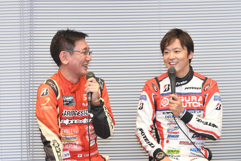 ある日、橋本氏がレボリューションへ行くと、佐々木選手のクルマからシートが外され、ジャブジャブ水洗いされているところを見て驚いたと発言。すると佐々木選手は「一昨年まで鈴鹿1000kmというレースがあったけれど、あれに匹敵する距離を1人で走るんだから、洗うほど汗だくにもなるよ」とコメント