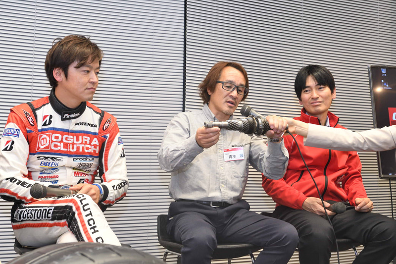 青木氏によるトランスミッションの整備ポイント解説。レースという過酷な条件では4速ギヤが壊れるケースが多いが、その原因になる部分についても実物で解説してくれた