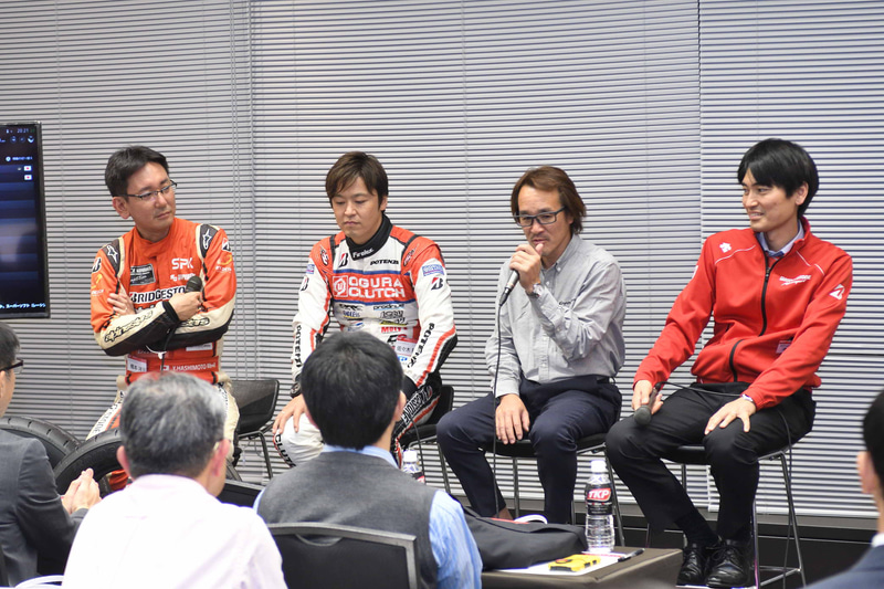 橋本氏の進化を感じるか？　という質問は青木氏にも振られたが、青木氏は予選のタイムを1周目に出せるようになったことを挙げた。また、スタートをしっかり決めて、最初のラップで必ず順位を上げて戻ってくるところにもスキルとメンタルが強くなったことを感じたという