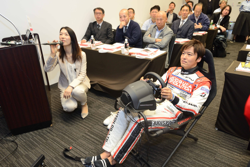 会場にプレイシートやスラストマスターのステアリングコントローラー「T-GT」を用意し、グランツーリスモSPORT対決の予定だったが、運営側の設定ミスで勝負はお預け。それでもゲームの中でも走りのテクニックを見せられるのはさすが