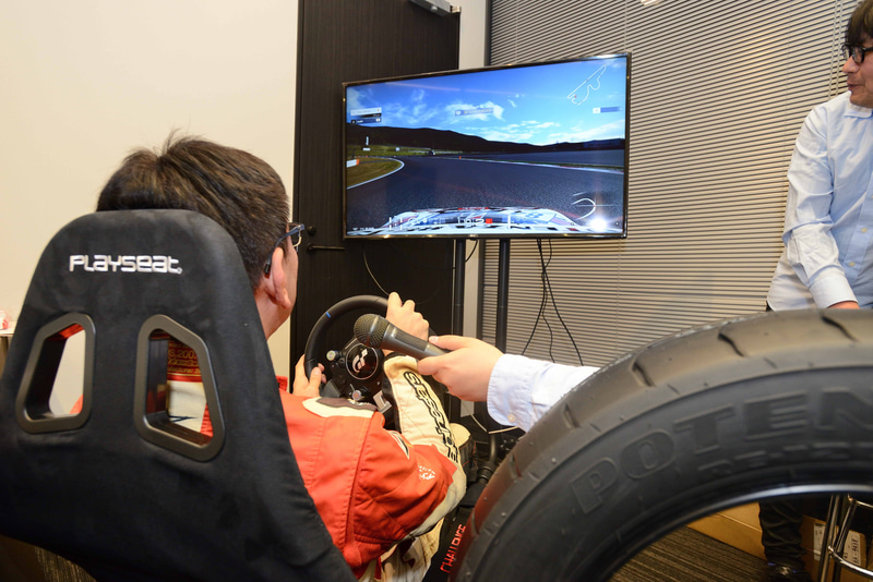 会場にプレイシートやスラストマスターのステアリングコントローラー「T-GT」を用意し、グランツーリスモSPORT対決の予定だったが、運営側の設定ミスで勝負はお預け。それでもゲームの中でも走りのテクニックを見せられるのはさすが