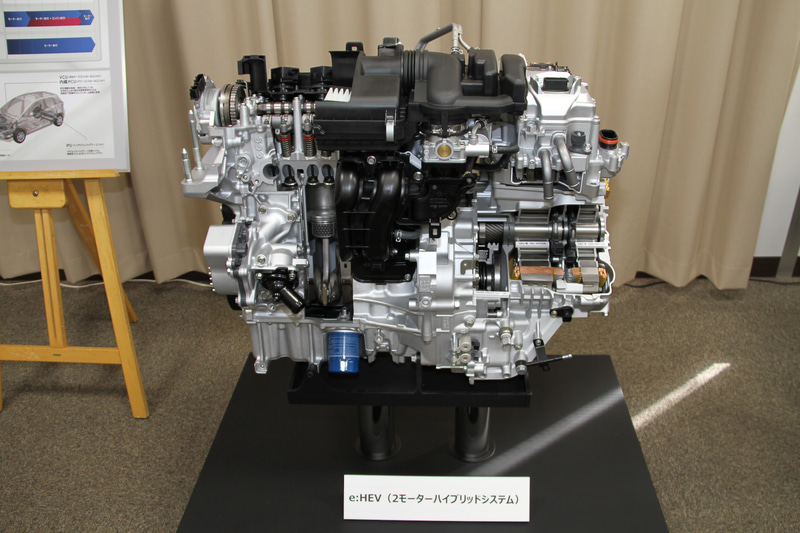 新型フィットで採用する「e：HEV」は1.5リッターアトキンソンサイクルエンジンに2モーターを内蔵する電気式CVTを組み合わせる。ガソリンモデルは1.3リッターアトキンソンサイクルエンジンにCVTの組み合わせ