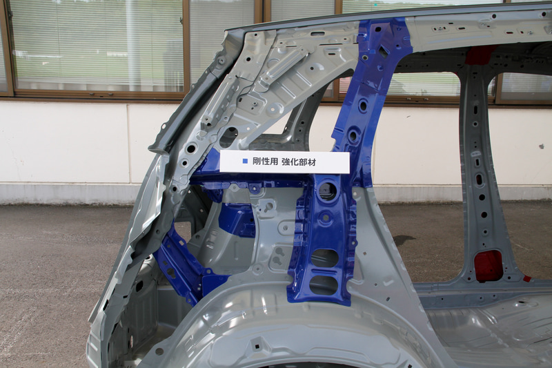 新型フィットのボディ。超高張力鋼板率（980MPa材以上）を従来モデルの10％から17％に引き上げるとともに、ボディ重量を4.5kg軽量化することに成功。ボディ剛性も3.4％向上したという。また、新型フィットでは心地よい視界を実現するため、従来とは異なる断面構造をAピラーに採用。万が一の衝突時にはボディに荷重を伝える構造として、十分な衝突安全性能とワイドで優れた視認性を両立させた