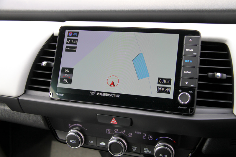 新型フィットではホンダ車専用となる車載通信モジュール「Honda CONNECT（ホンダ コネクト）」を日本初搭載。スマートフォンでエアコンの始動やドアロックの操作が行なえるとともに、車両の駐車位置などを確認できる「リモート操作」、事故などの緊急時にクルマ自体が緊急サポートセンターに通報を行ない、的確な対応が迅速に可能となる「トラブルサポート」といったコネクテッドサービスを用意する