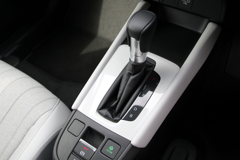 インテリアではシートも注目される。柔らかな座り心地を持ちつつ乗員の体をしっかり保持する面支持構造により、ロングドライブでの疲れにくさを実現した新世代の「ボディースタビライジングシート」をフロントシートに採用。写真は上質でナチュラルな風合いの織物のシートとともに、本革ステアリングやプライムスムースのソフトパッドなどを採用するHOMEのインテリア