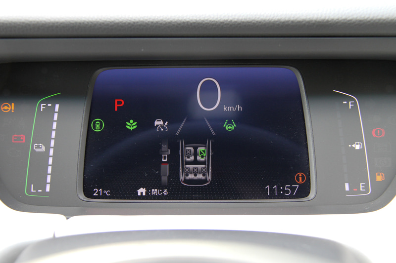 新型フィットではホンダ車専用となる車載通信モジュール「Honda CONNECT（ホンダ コネクト）」を日本初搭載。スマートフォンでエアコンの始動やドアロックの操作が行なえるとともに、車両の駐車位置などを確認できる「リモート操作」、事故などの緊急時にクルマ自体が緊急サポートセンターに通報を行ない、的確な対応が迅速に可能となる「トラブルサポート」といったコネクテッドサービスを用意する