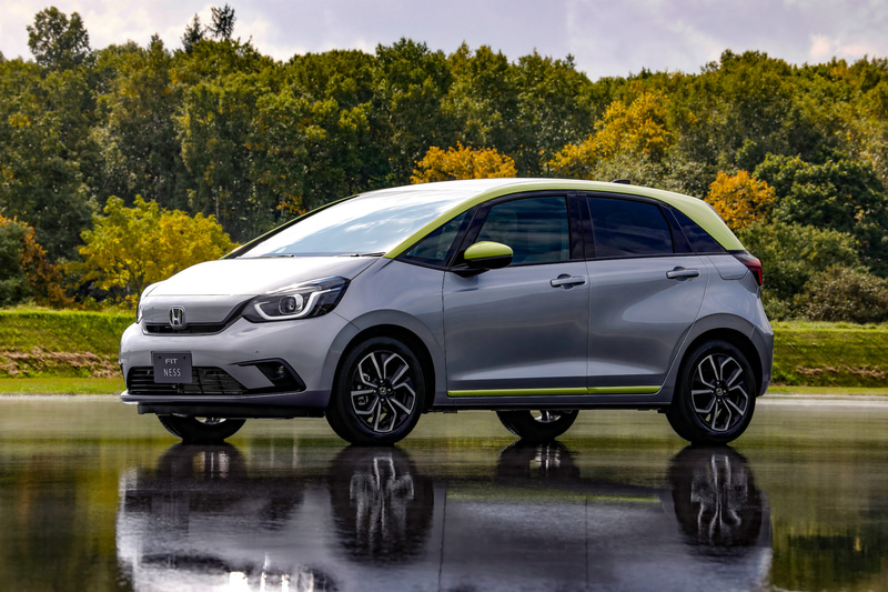 新型フィットではユーザーのライフスタイルやライフステージごとに選択できるよう、「BASIC（ベーシック）」「HOME（ホーム）」「NESS（ネス）」「CROSSTAR（クロスター）」「LUXE（リュクス）」の5タイプを用意する。ボディサイズは全長が3995mm（CROSSTARのぞく）、全高は従来モデルから10mmダウン