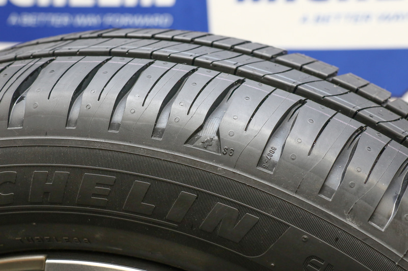 軽自動車向けのサイズではスリップラインハイライトを付けていて、側面からタイヤの減りが分かりやすくするとともに、トレッド面でもスリップラインを分かりやすくするデザインが施されている