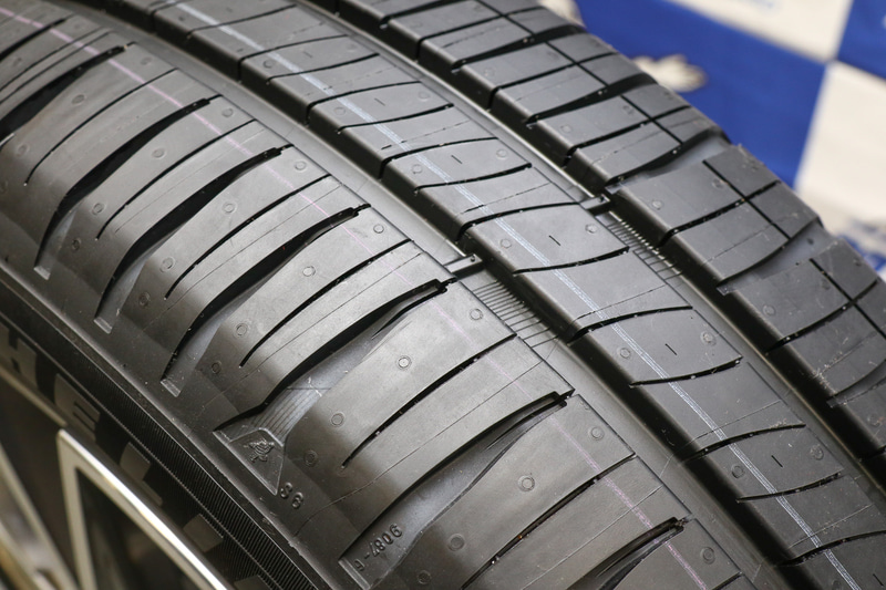 軽自動車向けのサイズではスリップラインハイライトを付けていて、側面からタイヤの減りが分かりやすくするとともに、トレッド面でもスリップラインを分かりやすくするデザインが施されている