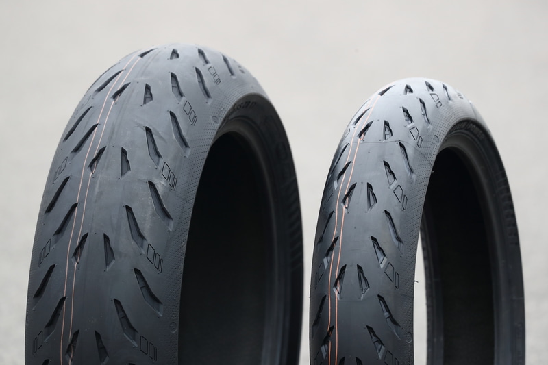 MICHELIN POWER 5のリア（左）とフロント（右）