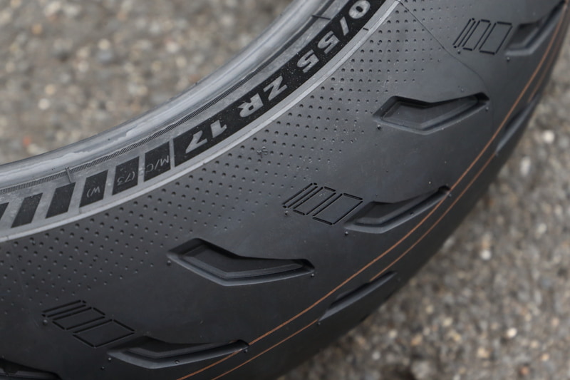 ショルダー部にはデザインパターンが施されている