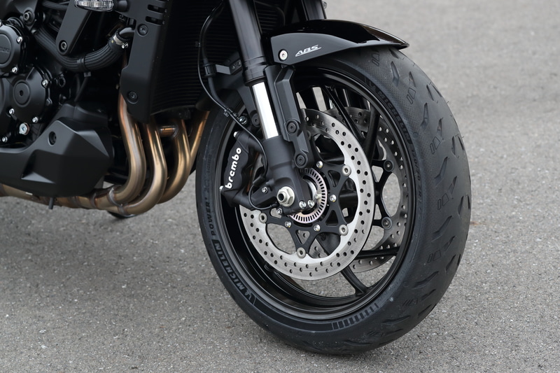 POWER 5のリア（左）とフロント（右）