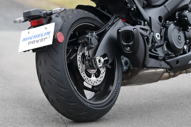 POWER 5のリア（左）とフロント（右）